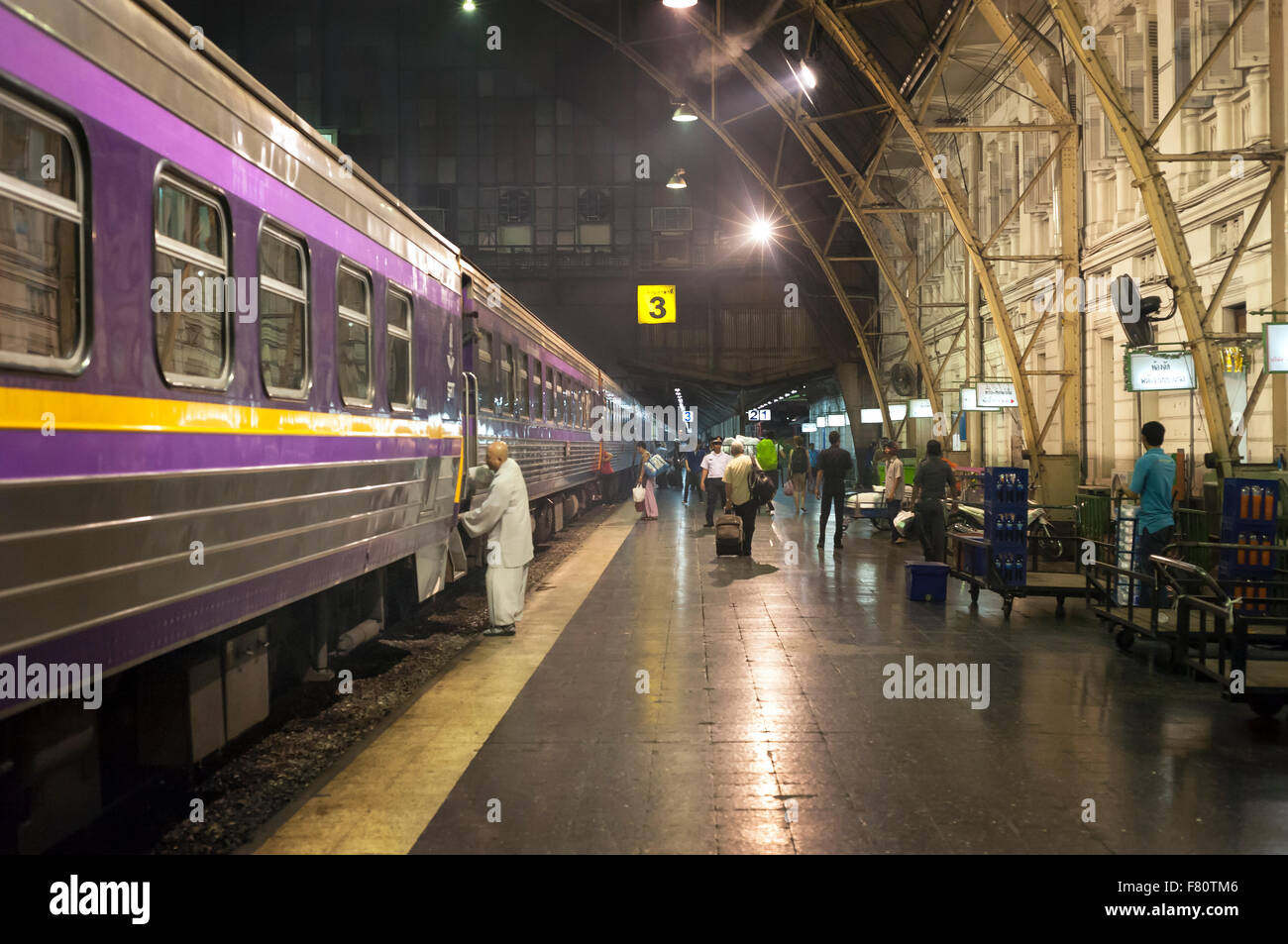 BANGKOK, Tailandia - 9 Marzo 2015 - I passeggeri a bordo del treno notturno di Chiang Mai a Bangkok la stazione di Hualamphong Foto Stock