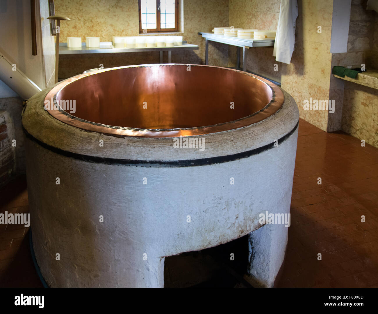 Pentola di Rame sotto la quale un fuoco si è acceso, utilizzati per la produzione di formaggio. Foto Stock