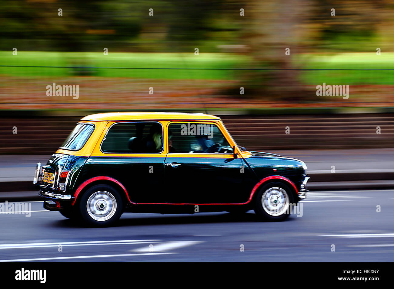 Mini originale che viaggiano attraverso Kensington, London, Regno Unito Foto Stock