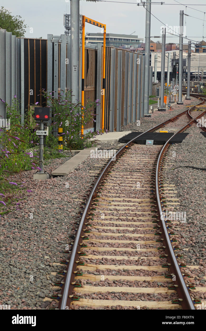 Posizione di massa numero di segnale RD26 che mostra un aspetto rosso in uscita da linee di deposito in stazione. Foto Stock