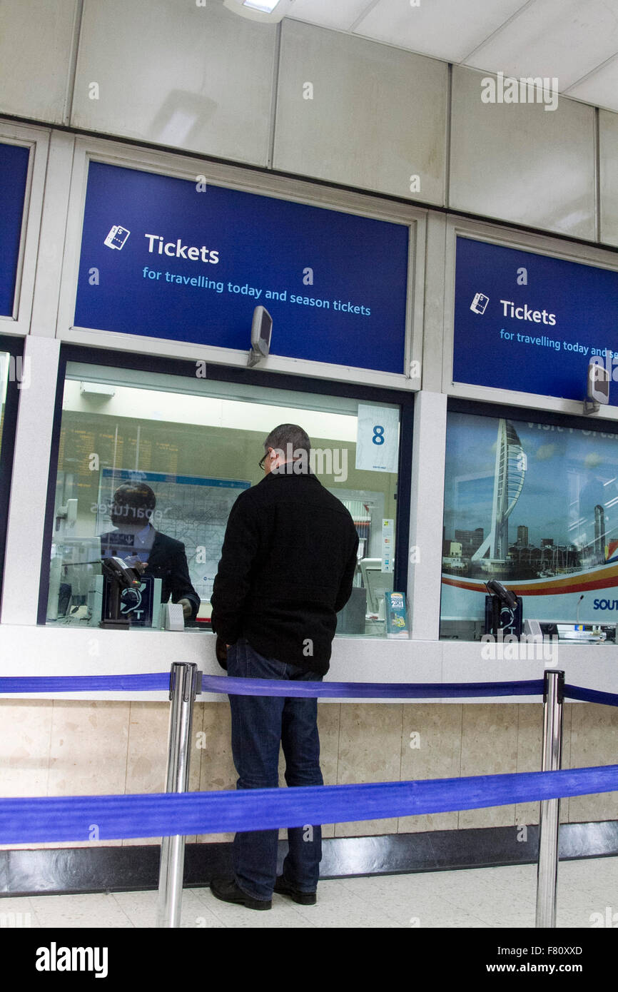 Londra Waterloo,UK. Il 4 dicembre 2015. La British Rail i passeggeri dovranno affrontare un 1.1% aumento medio delle tariffe da gennaio 2016 che è il più piccolo aumento annuo in sei anni Credito: amer ghazzal/Alamy Live News Foto Stock