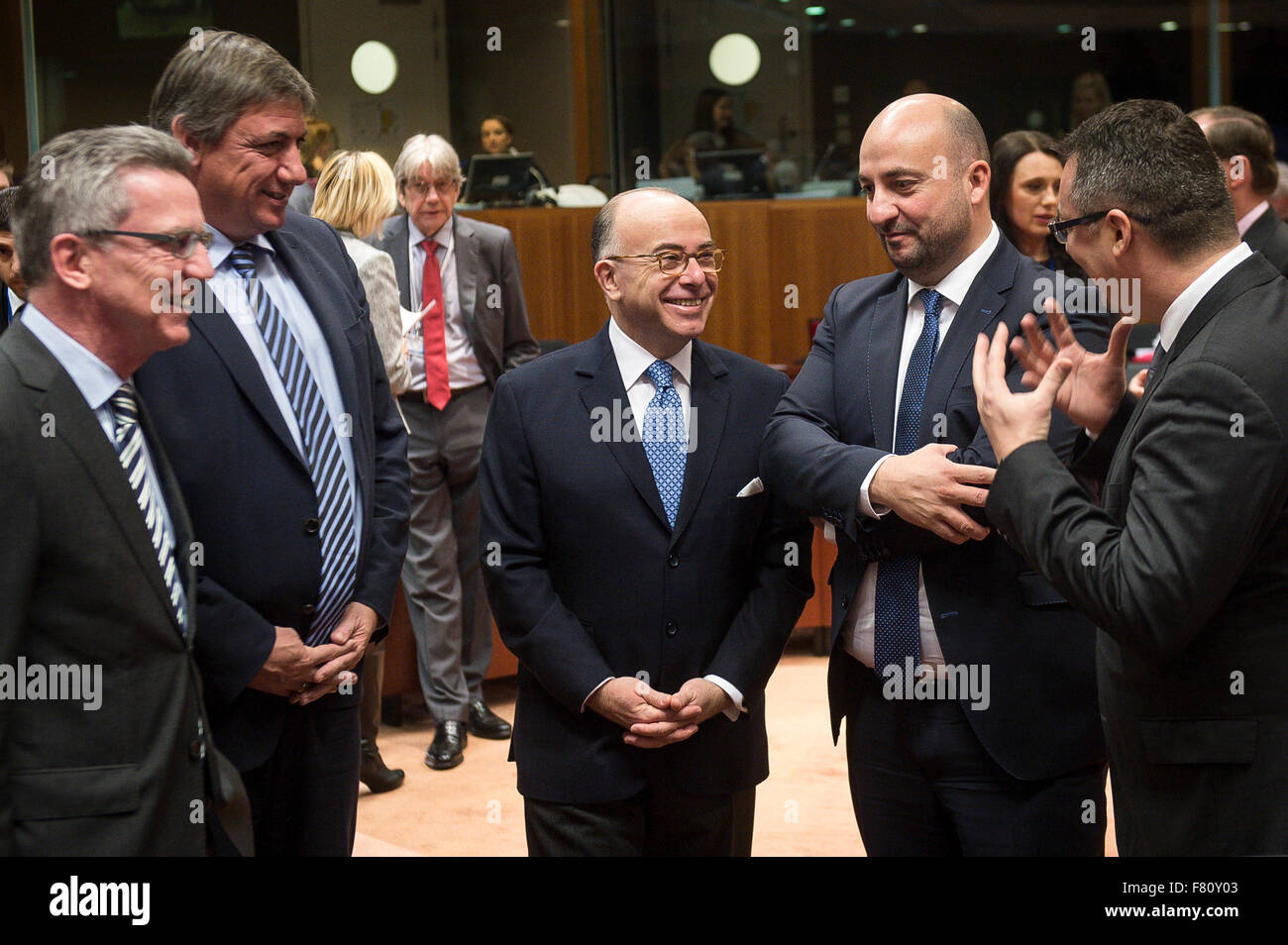 (L-R) Ministro tedesco degli Interni Thomas de Maiziere, ministro belga degli Interni Jan Jambon, ministero degli Interni francese Bernard Cazeneuve, Lussemburgo Ministro della Sicurezza interna Etienne Schneider e durante i ministri degli interni (del Consiglio GAI del Consiglio Giustizia e Affari interni) a livello europeo la sede del Consiglio a Bruxelles, in Belgio il 04.12.2015 Ue i ministri discutono sospende accordo di Schengen da Wiktor Dabkowski/picture alliance Foto Stock