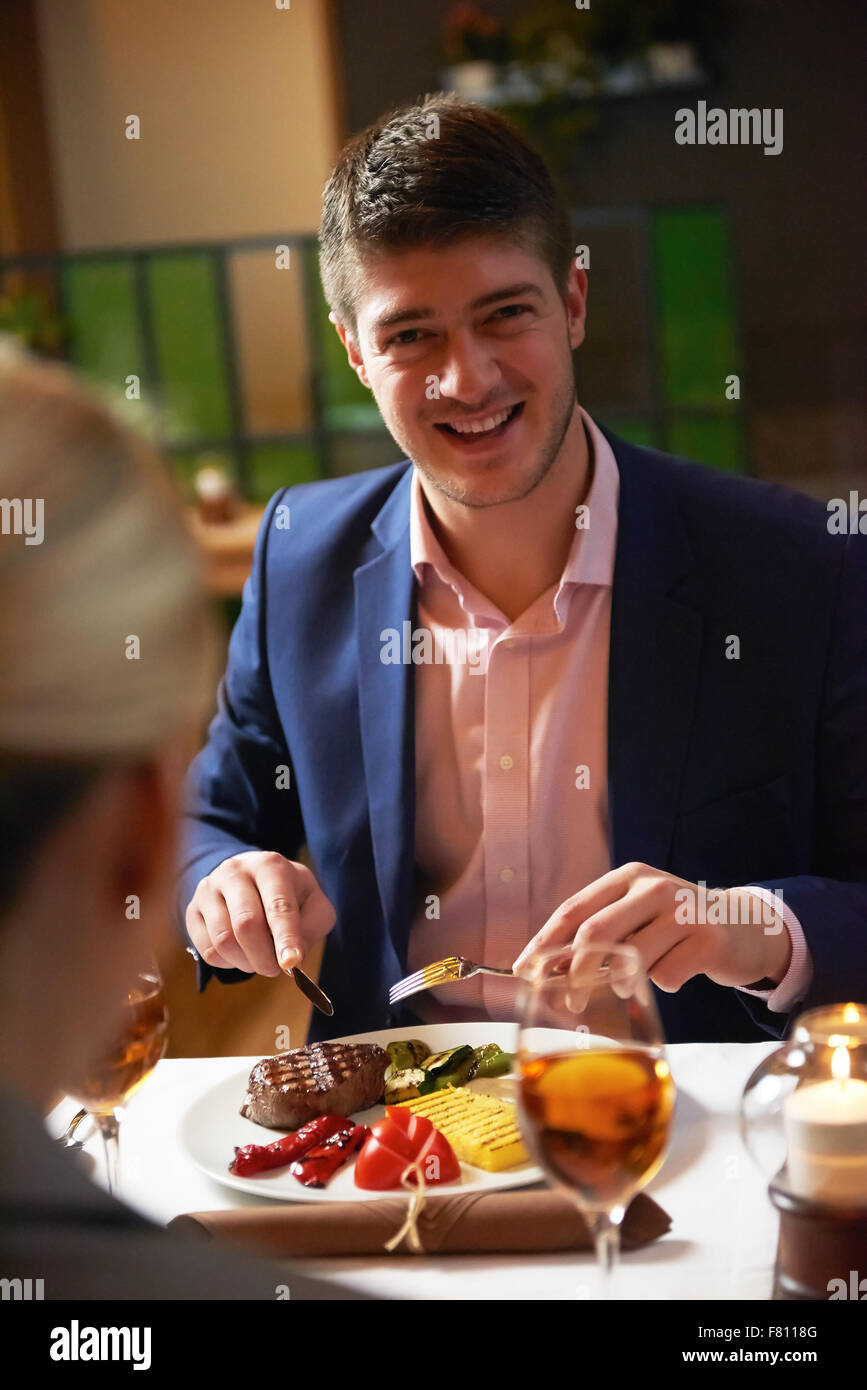 La gente di affari riuniti in un ristorante moderno, coppia romantica con cena e prendere drink dopo il lavoro Foto Stock