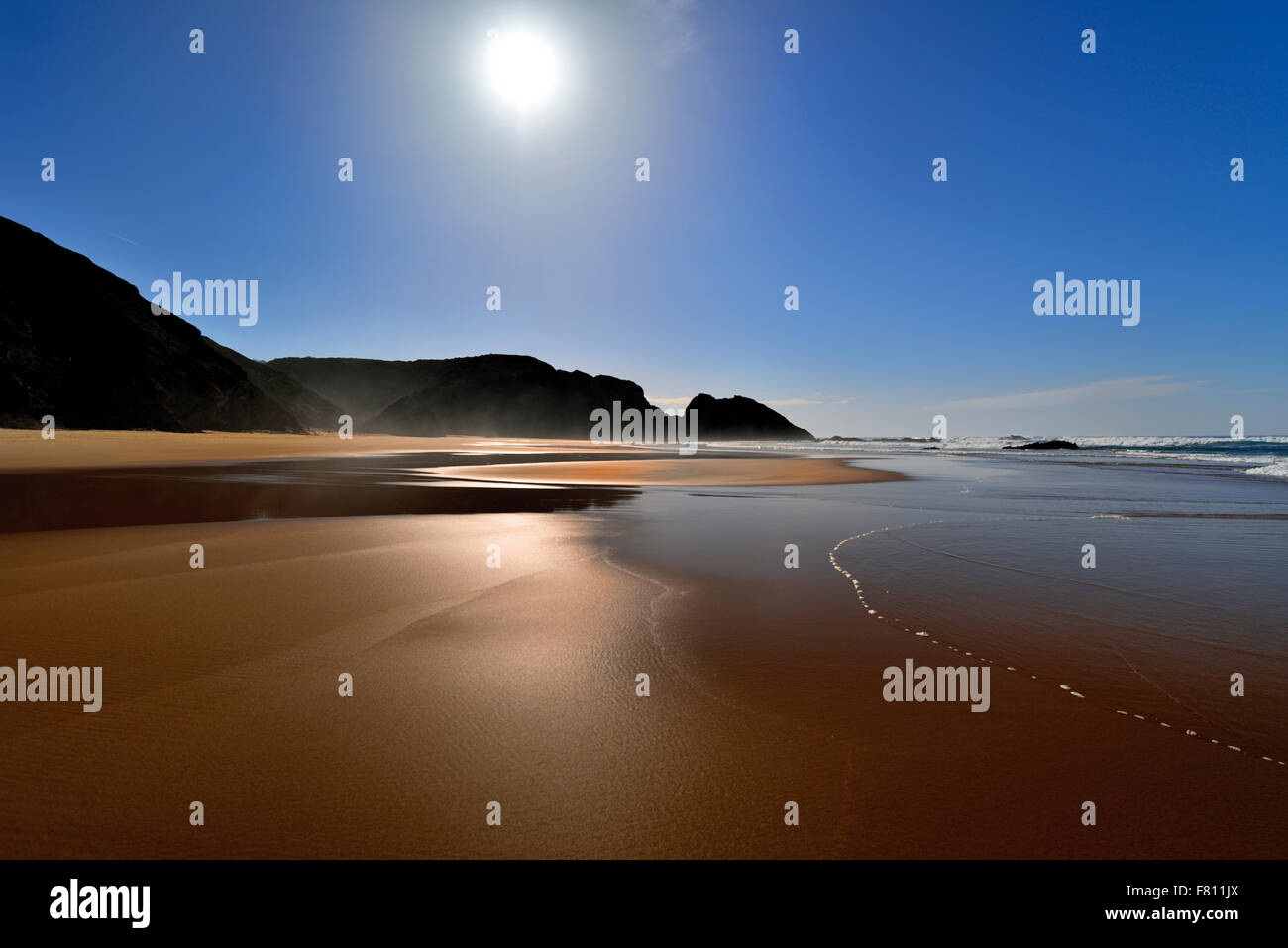 Il Portogallo, Costa Vicentina: vista panoramica della spiaggia naturale in Rogil Foto Stock
