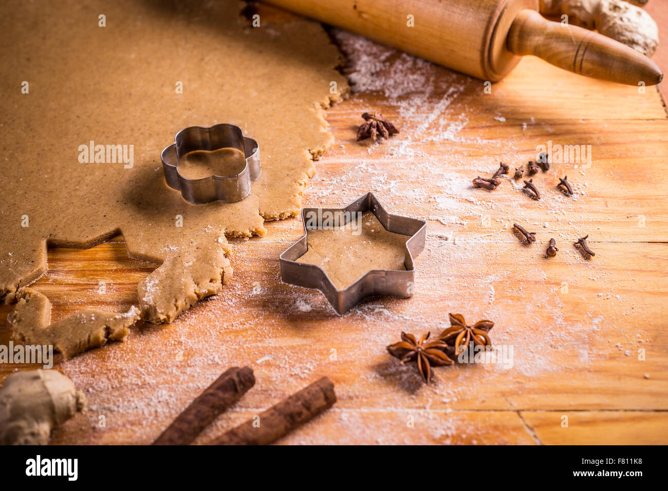 Rendendo pan di zenzero i biscotti per Natale Foto Stock