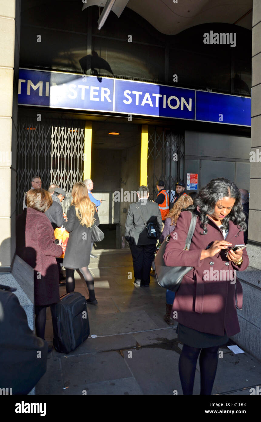 Londra, Regno Unito. 4 dicembre, 2015. La stazione della metropolitana di Westminster è stata chiusa ed evacuata in tarda mattinata e a metà giornata da un allarme incendio. I treni hanno continuato a viaggiare attraverso normalmente sulle linee Circle e District ma non si è fermata a Westminster Credito: PjrNews/Alamy Live News Foto Stock