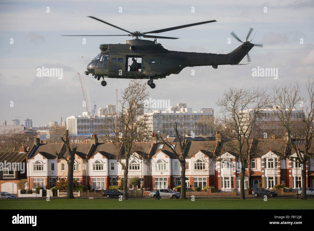 Londra, Regno Unito. 4 dicembre, 2015. Un Royal Air Force Puma con truppe che trasportano elicottero atterra in Ruskin Park in South London borough di Lambeth. Si è creduto che la RAF utilizzare vari spazi pubblici come parte di atterraggio di emergenza/posizione di evacuazione familiarizzazione in preparazione di una futura emergenza nazionale. Credito: RichardBaker/Alamy Live News Foto Stock