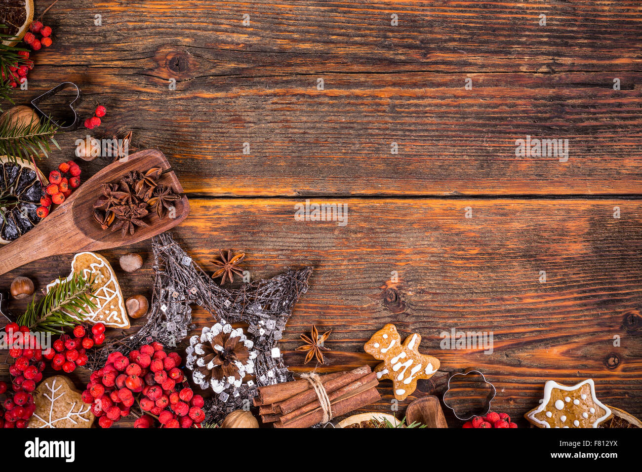 Le decorazioni di Natale sulla vintage sfondo di legno Foto Stock