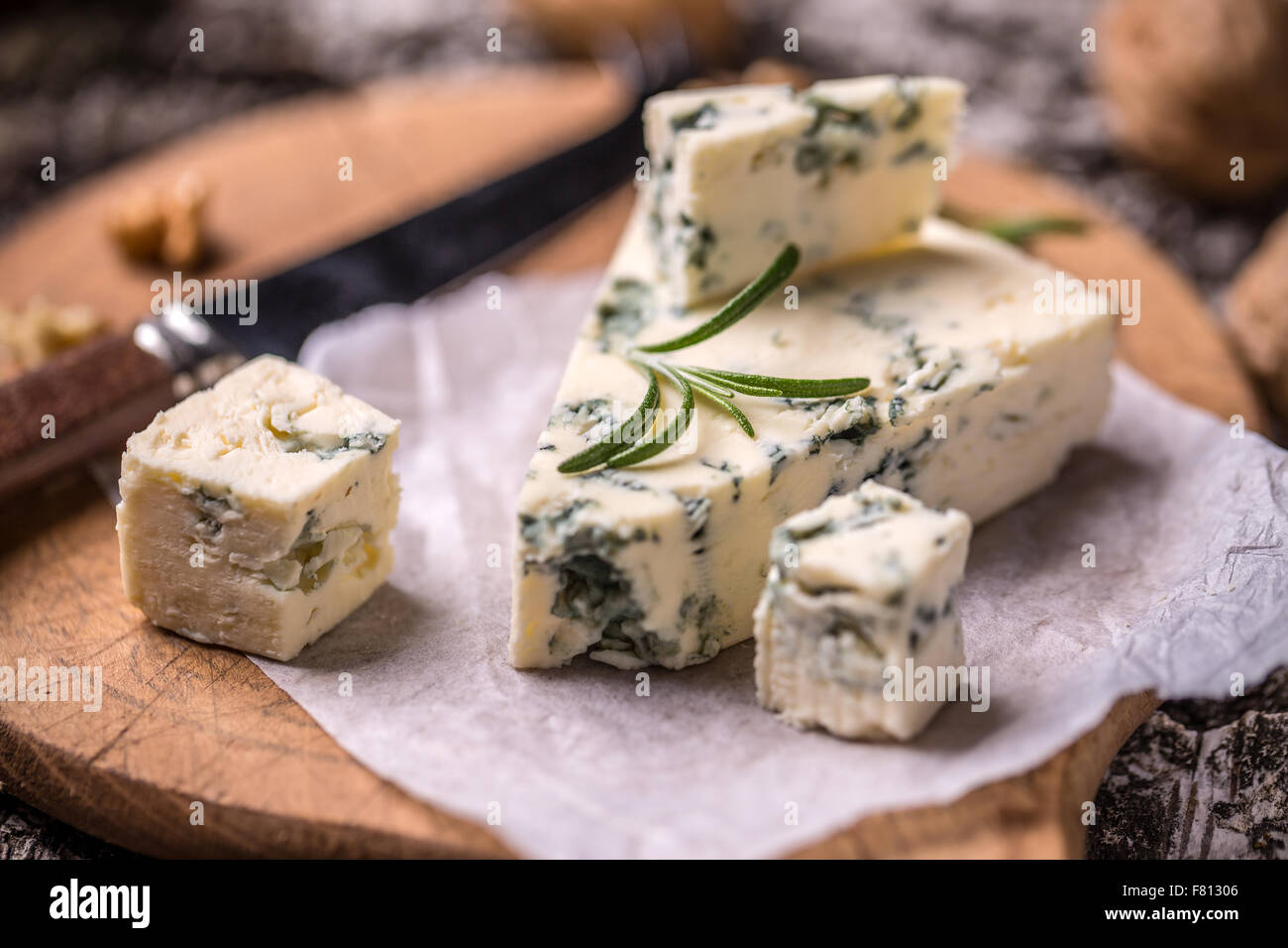 Fetta di Francese Roquefort formaggio con le noci Foto Stock