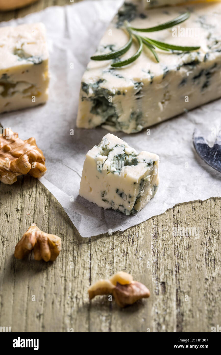 Formaggio blu con i dadi sul tavolo di legno Foto Stock