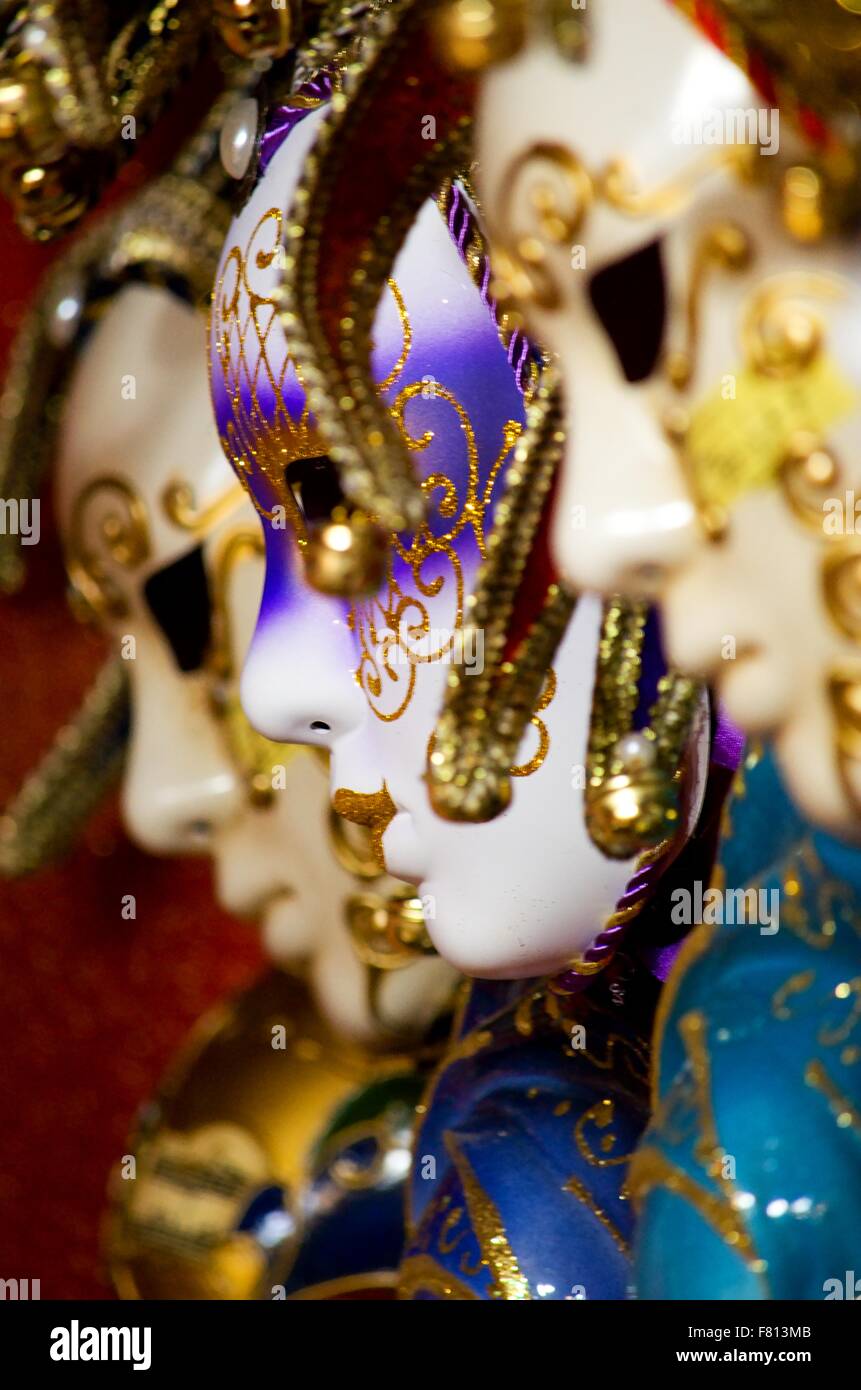Autentico e originale veneziano full-face maschere di Carnevale in street shop di Venezia, Italia Foto Stock