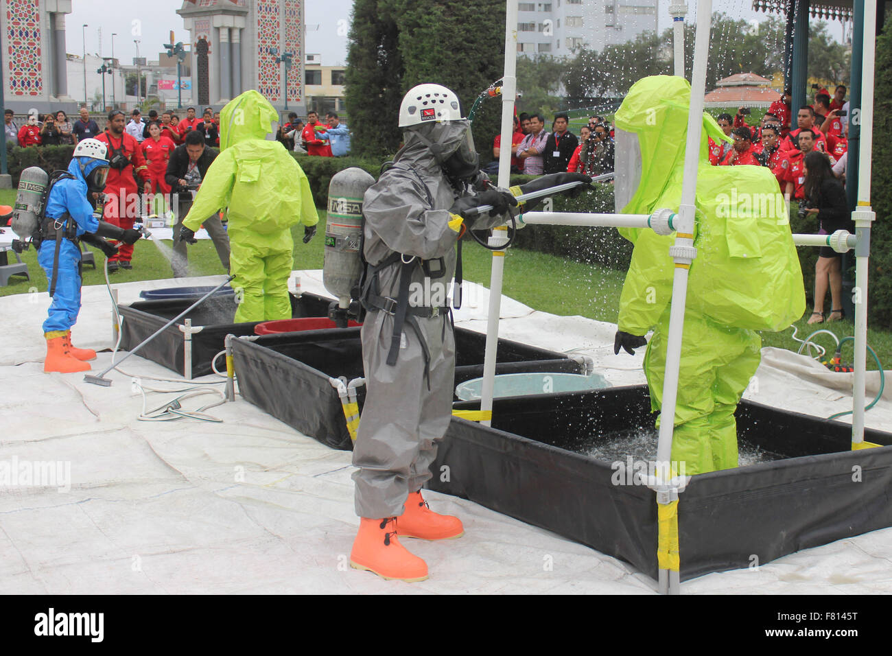 Lima, Perù. 3 dicembre, 2015. Membri del consiglio generale Corp di vigili del fuoco volontari, partecipare a una ispezione e la risposta della seminatrice per fughe di sostanze chimiche, nel quadro della quarta emergenza internazionale Congresso: la prima risposta, nella città di Lima, Perù, su dicembre 3, 2015. Credito: Luis Camacho/Xinhua/Alamy Live News Foto Stock