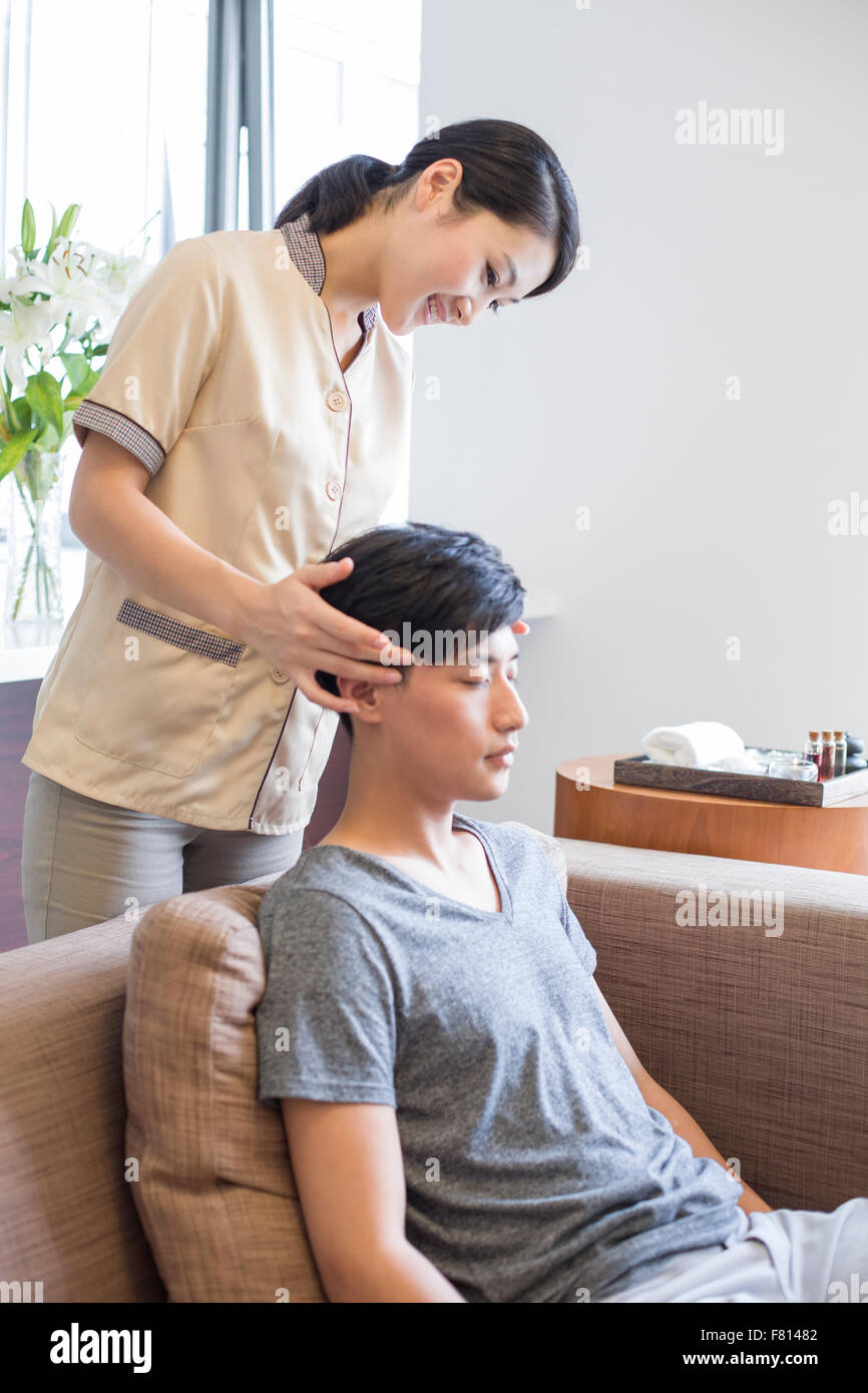 Massaggio alla testa Foto Stock
