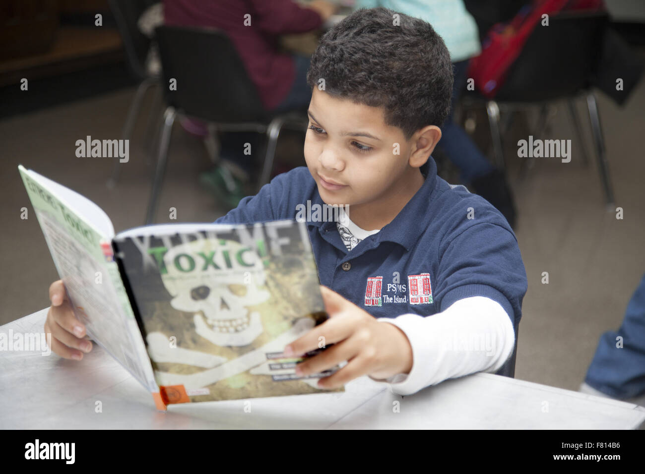 I bambini studiare e fare i compiti dopo scuola presso il centro comunitario programma in Lower Manhattan, New York. Foto Stock