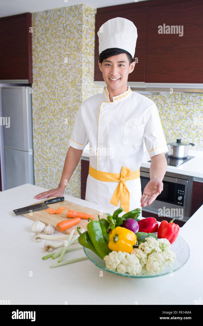 Chef offre servizio di cucina nella casa del cliente Foto Stock