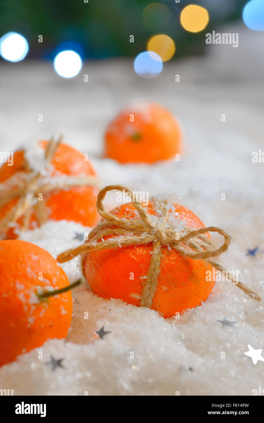 Vacanze con maturi i tangerini nella neve Foto Stock