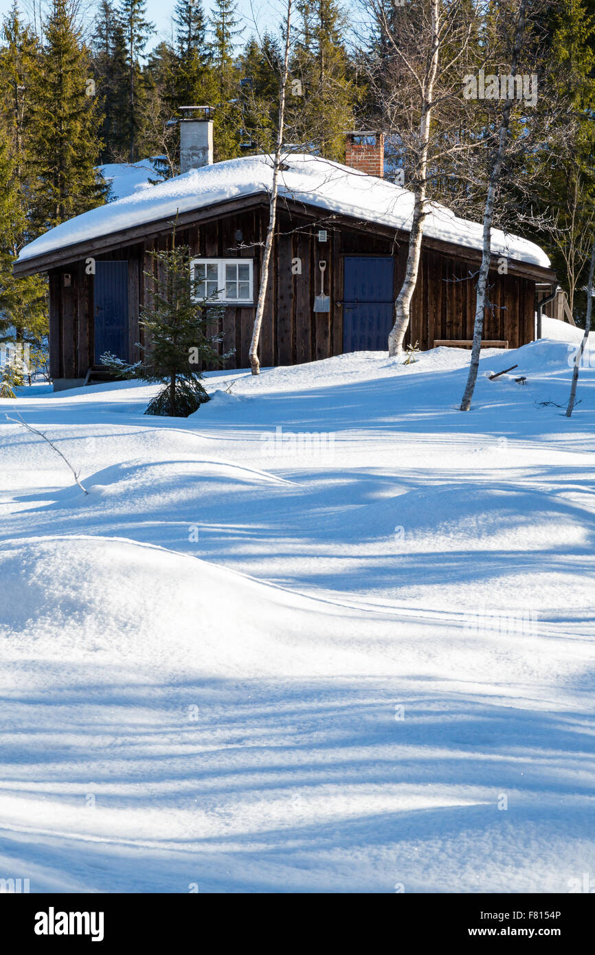 Nero tipica baita norvegese circondato dalla neve nella foresta a nord di Oslo Foto Stock
