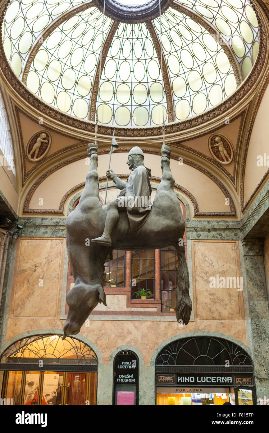 Parodia di Venceslao da David Cerny. Lucerna Palace. Shopping Arcade; Praga, Repubblica Ceca. Foto Stock