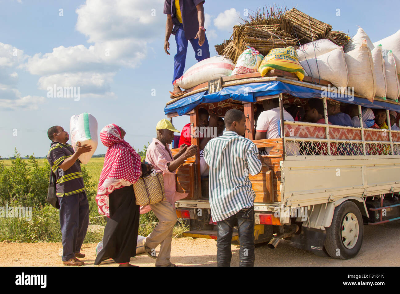 ZANZIBAR, TANZANIA - CIRCA IL LUGLIO 2013: persone di carico e carico bagagli sul trasporto pubblico locale veicolo noto come Daladala, su J Foto Stock