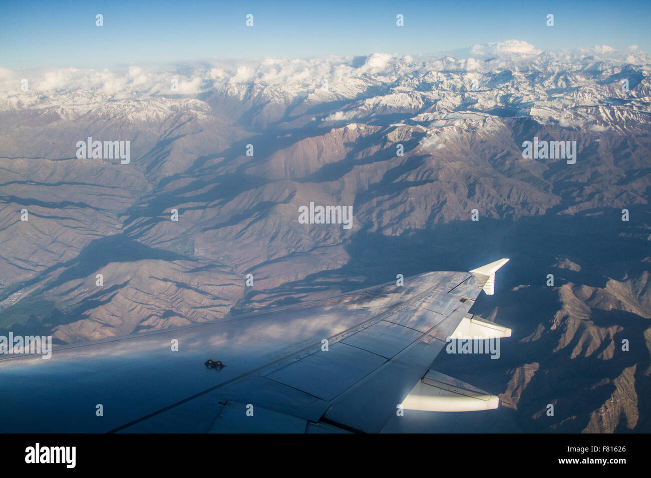 Montagne delle Ande (Cordillera de los Andes) visto da un aeroplano finestra, vicino a Santiago del Cile. Foto Stock
