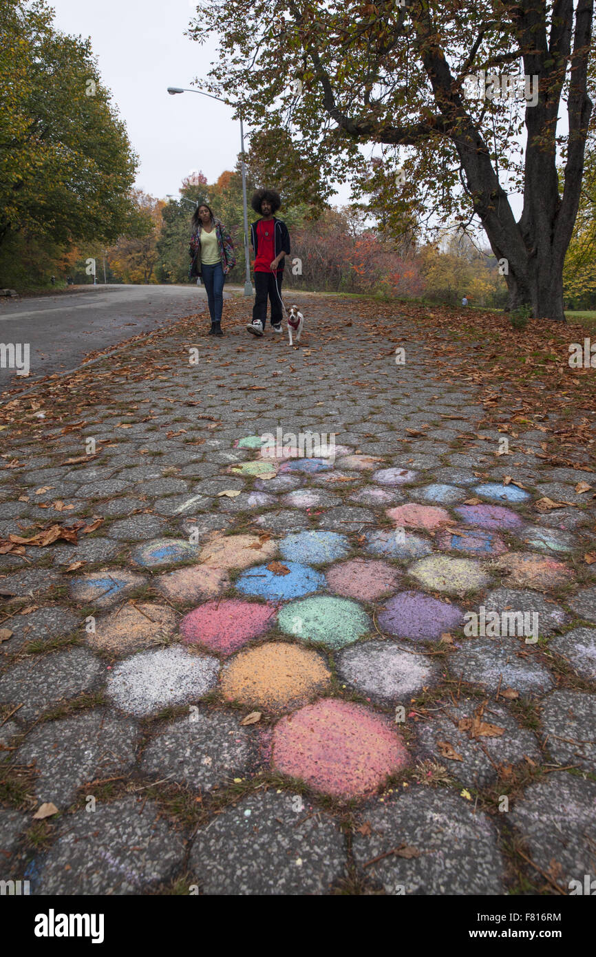 Chalk i mattoni colorati su un marciapiede in Prospect Park di Brooklyn, New York. Foto Stock
