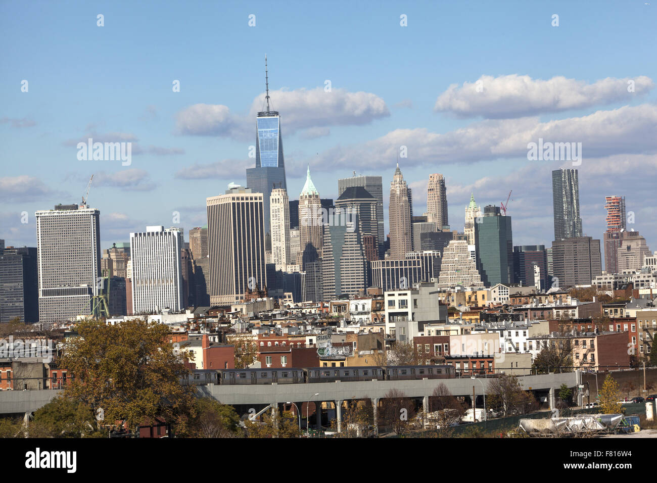 Guardando attraverso i quartieri residenziali di Brooklyn con la parte inferiore di Manhattan skyline incalza fino alle spalle. NYC Foto Stock