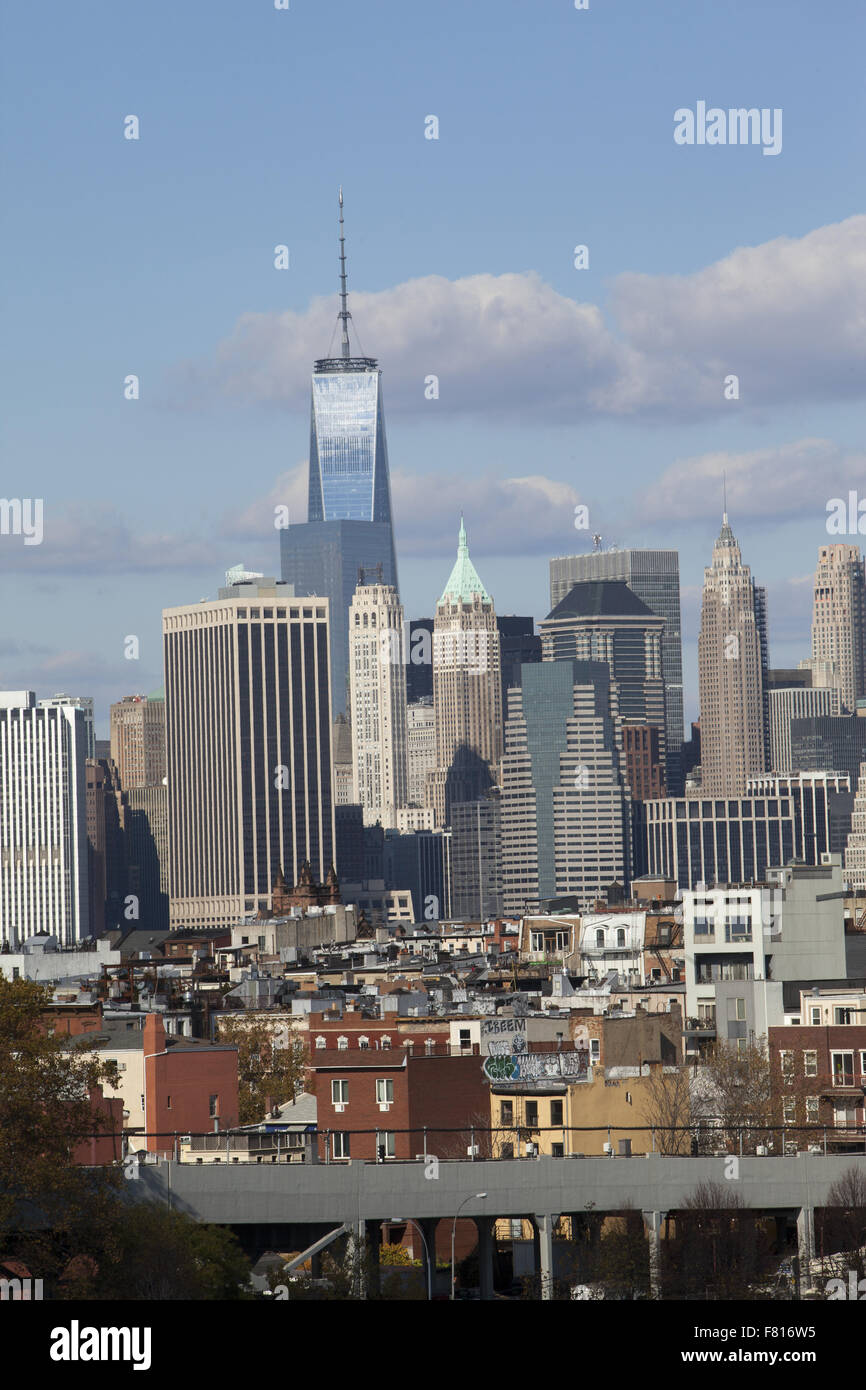 Guardando attraverso i quartieri residenziali di Brooklyn con la parte inferiore di Manhattan skyline incalza fino alle spalle. NYC Foto Stock