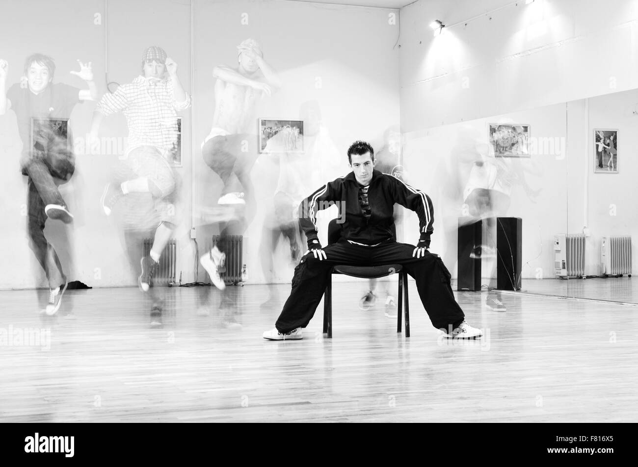 Giovane uomo meditando nella posizione del loto presso il dance studio Foto Stock