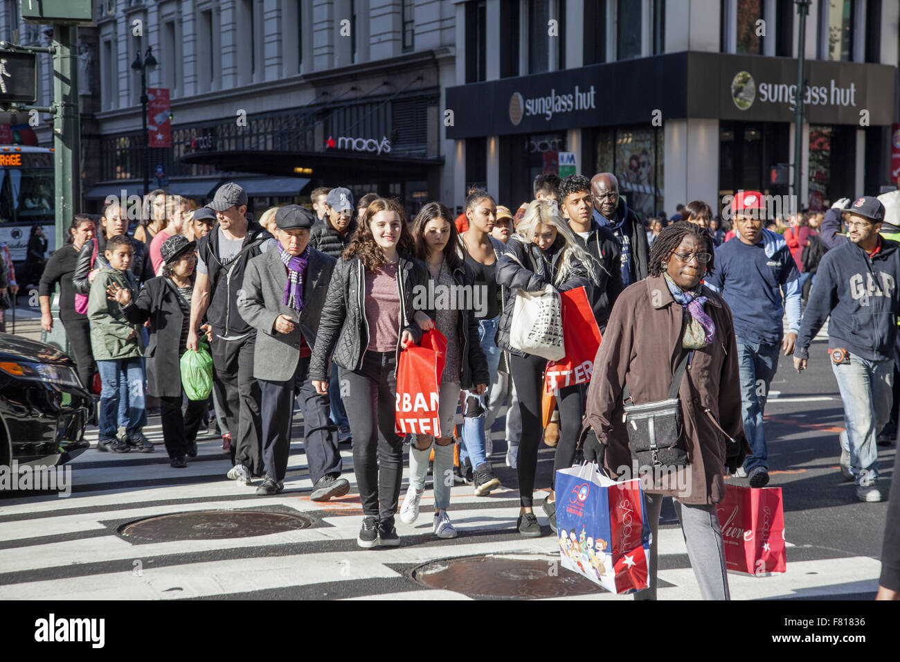 I turisti e gli amanti dello shopping sulla 34th St. a Broadway vicino a Macy's sul Venerdì nero, l'inizio della vacanza stagione di shopping. NYC Foto Stock