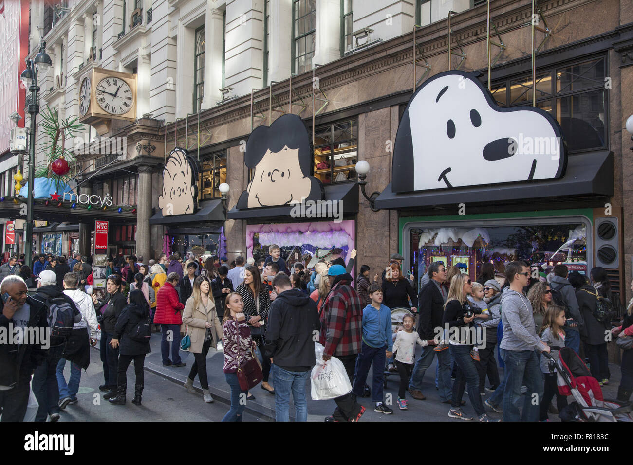 Negozio di persone e guardare il Macy's Holiday Windows su Broadway sul Venerdì nero più trafficati negozi giorno dell'anno. Foto Stock