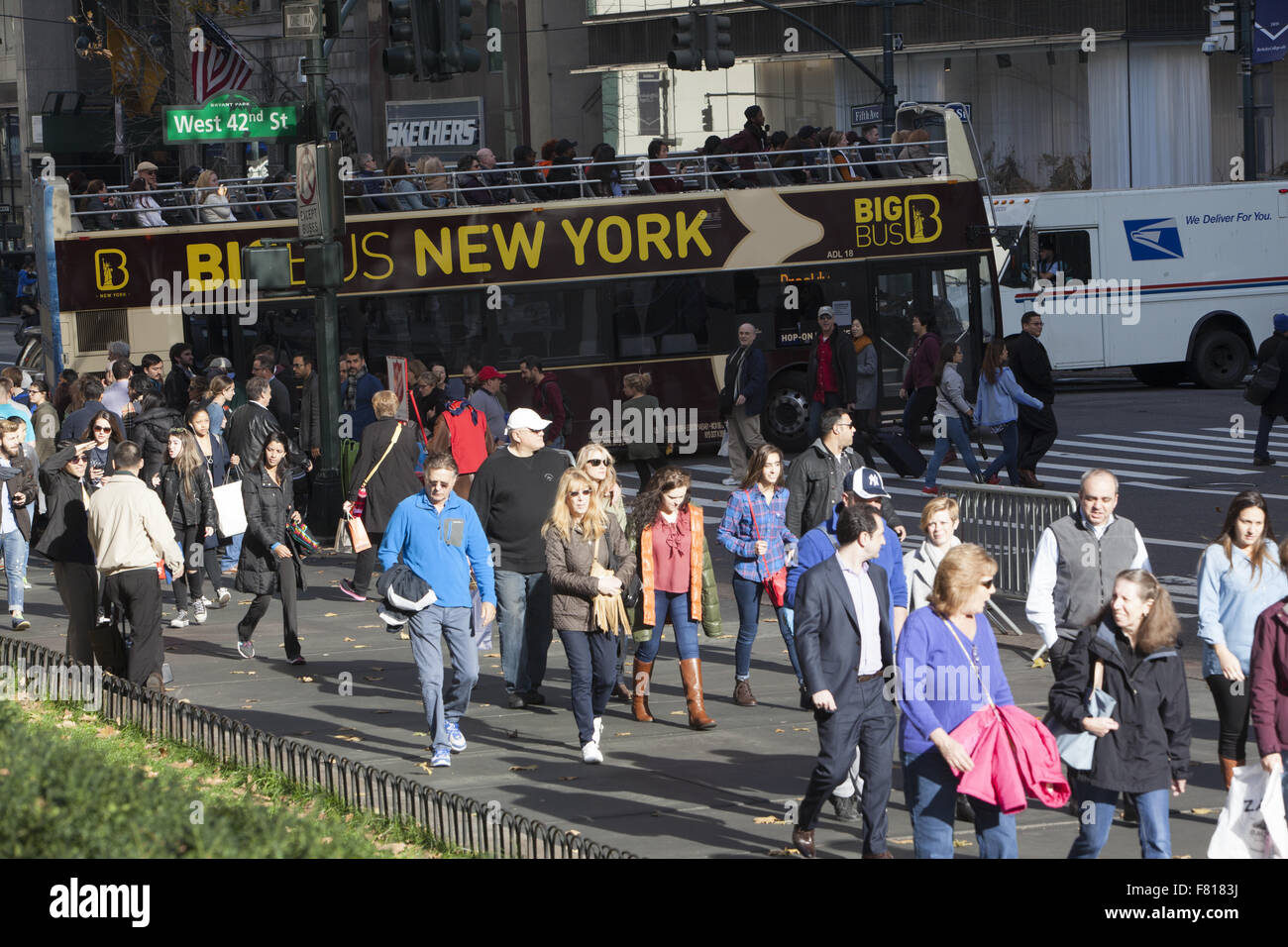 La folla di turisti e amanti dello shopping cross 42nd St. a 5th Ave. sul Venerdì nero all'avvio ufficiale della vacanza stagione di shopping NYC Foto Stock