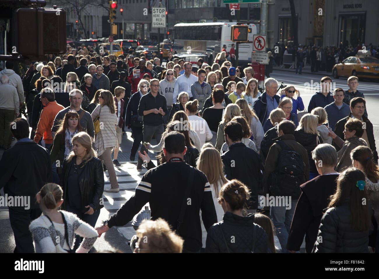 Sul Venerdì nero il più trafficato giornata di shopping la folla di strada sono enormi sulla Quinta Avenue, vicino al Rockfeller Center di New York. Foto Stock