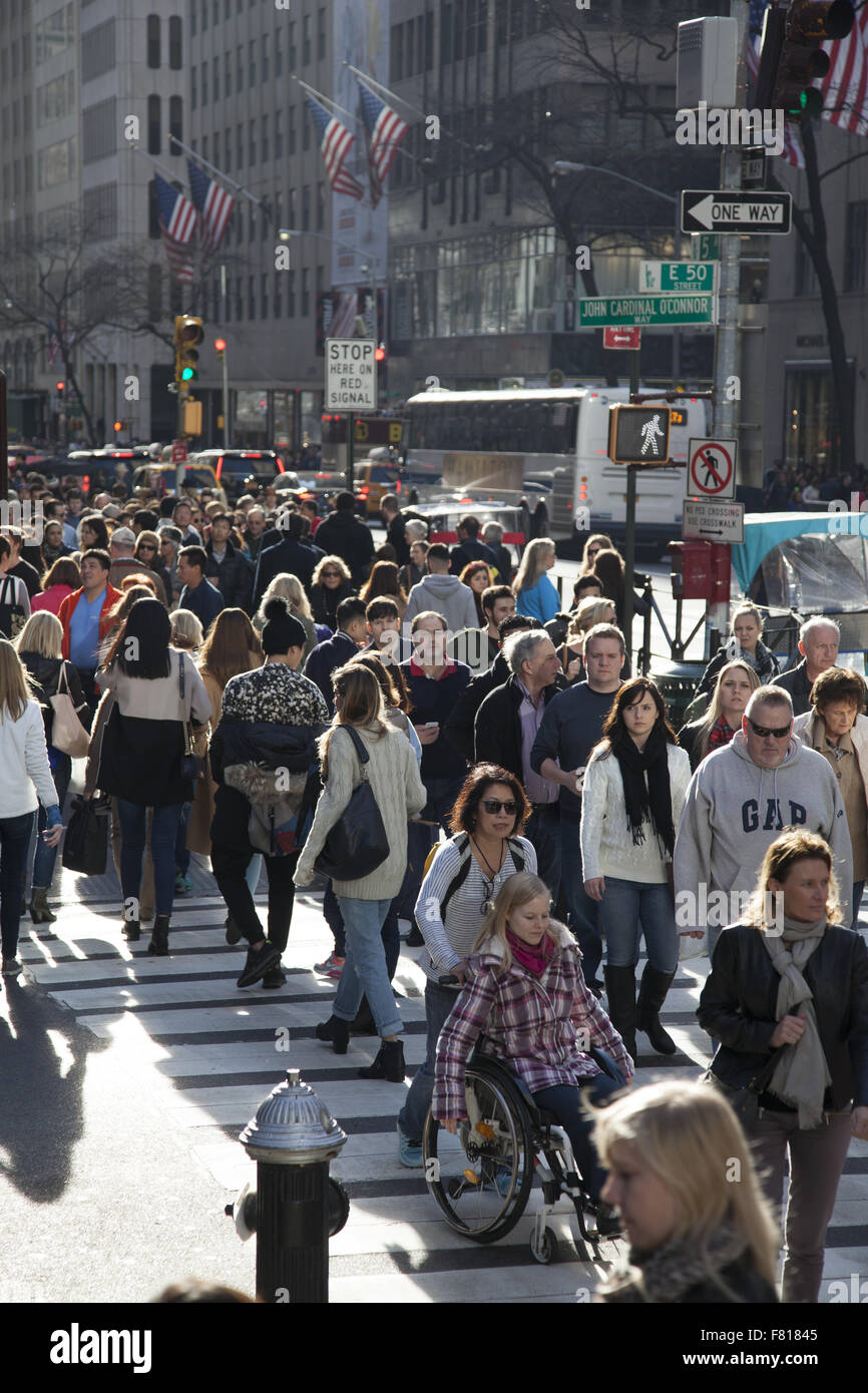 Sul Venerdì nero il più trafficato giornata di shopping la folla di strada sono enormi sulla Quinta Avenue, vicino al Rockfeller Center di New York. Foto Stock