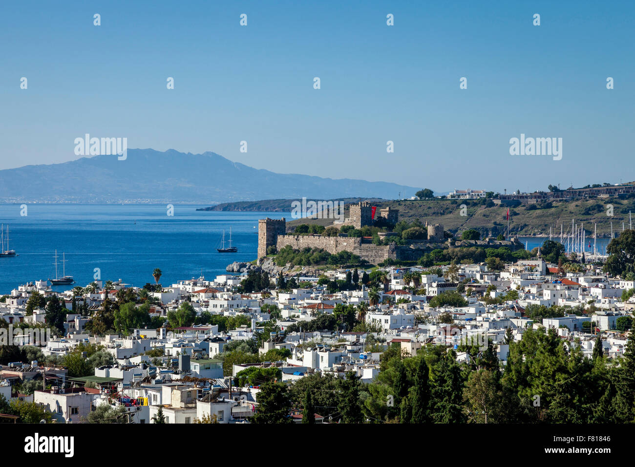 Una vista in alzata della città di Bodrum con l'isola greca di Kos in Backround, Provincia di Mugla, Turchia, Foto Stock