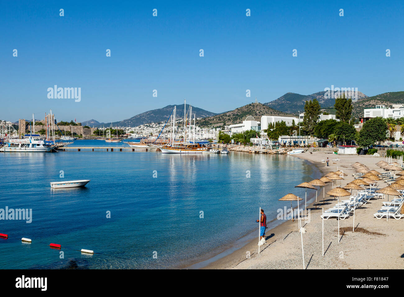 Una spiaggia nella località costiera di Bodrum, Provincia di Mugla, Turchia Foto Stock