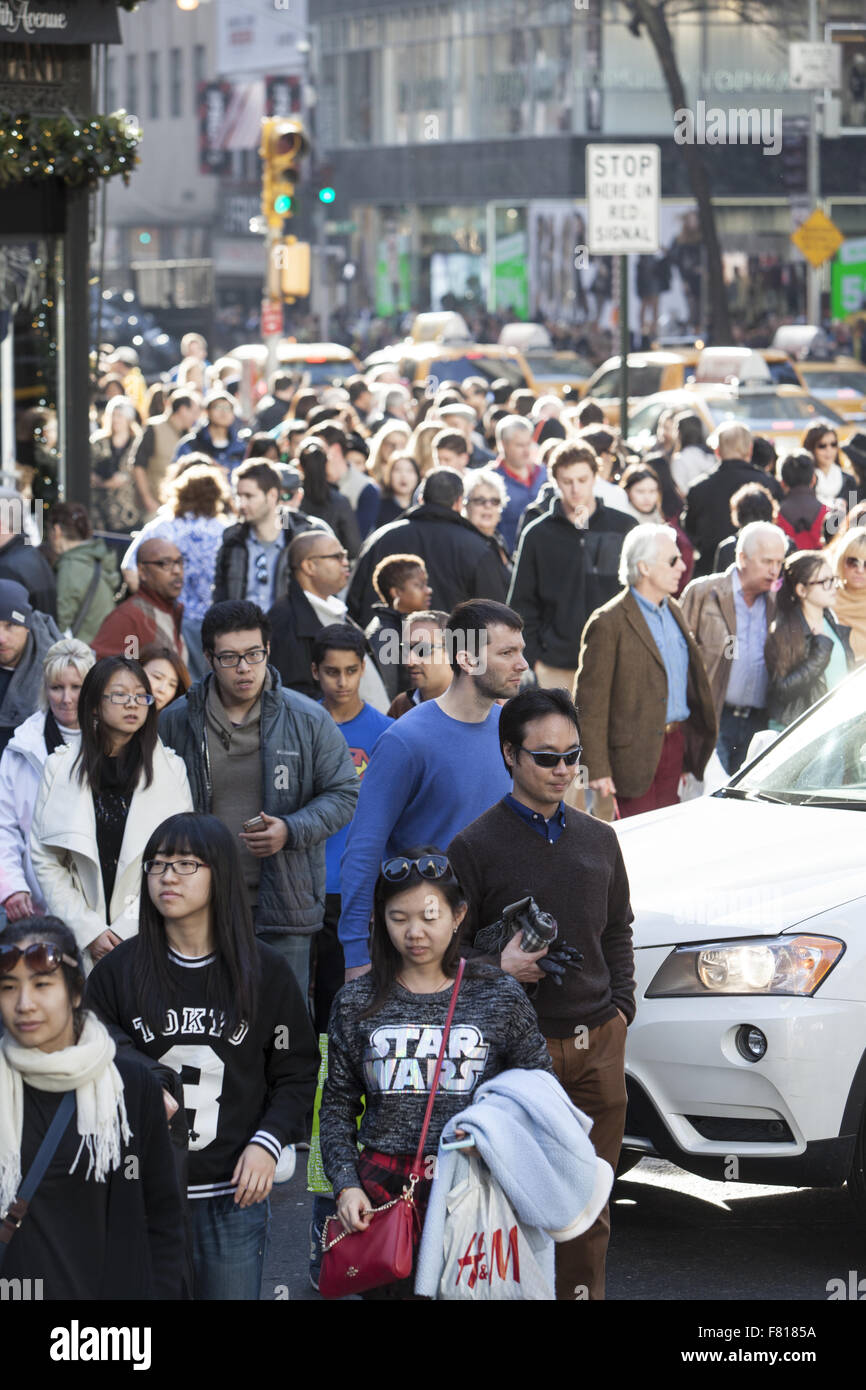 Sul Venerdì nero il più trafficato giornata di shopping la folla di strada sono enormi sulla Quinta Avenue, vicino al Rockfeller Center di New York. Foto Stock