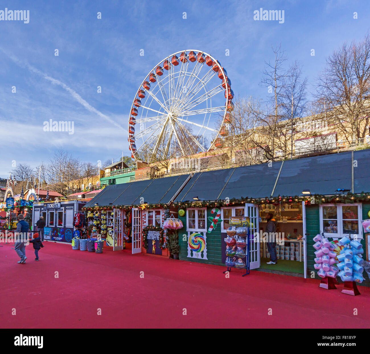 Edinburgh mercatino di Natale 2015 con bancarelle del mercato grande ruota come pure Santa terra basso Foto Stock