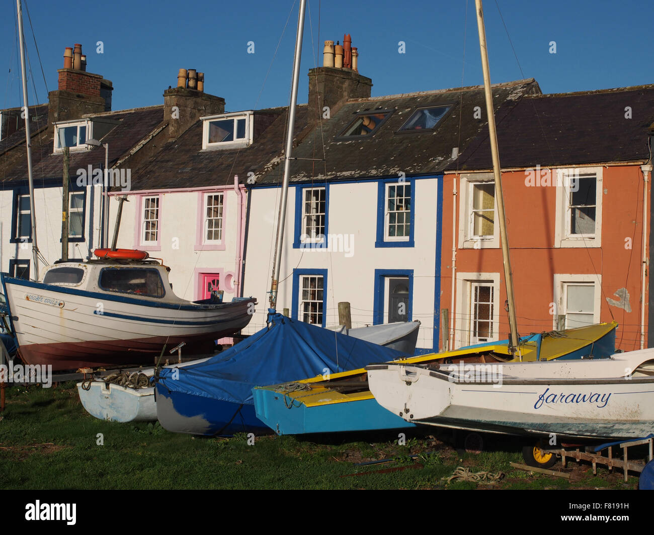 Case colorate sul porto presso il villaggio di Isola di Whithorn in Dumfries and Galloway, Scozia. Foto Stock