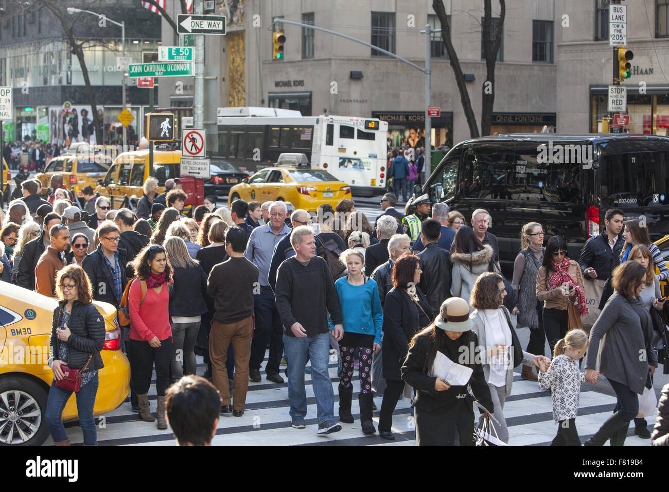 Sul Venerdì nero il più trafficato giornata di shopping la folla di strada sono enormi sulla Quinta Avenue, vicino al Rockfeller Center di New York. Foto Stock