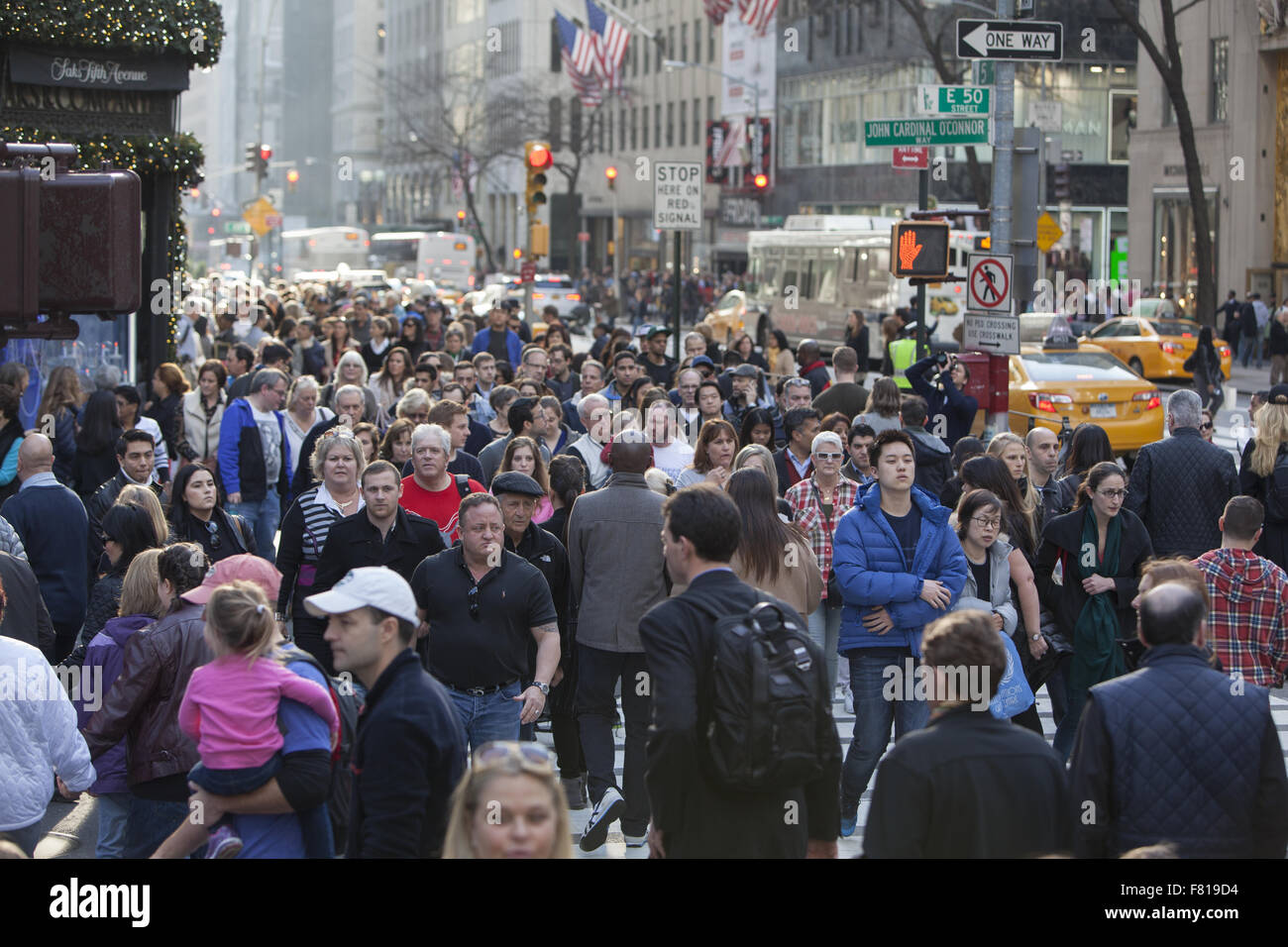 Il Black Friday, il giorno dello shopping più affollato dell'anno, la folla di strade è enorme sulla 5th Avenue vicino al Rockefeller Center di NYC. Foto Stock