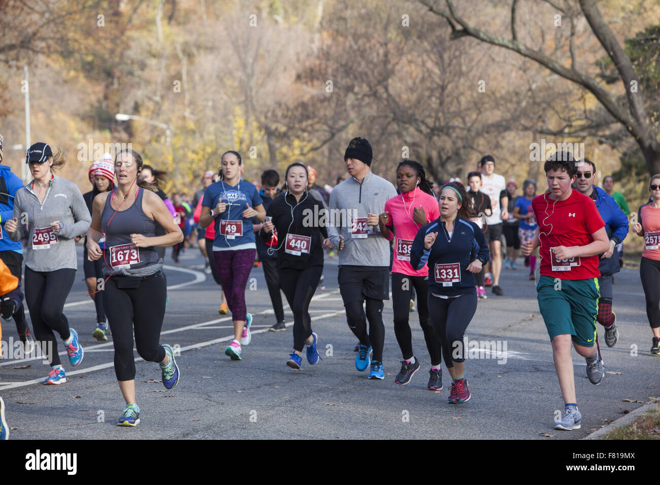 Le persone che eseguono nell'annuale "Turchia trotto' cinque miglia di eseguire il Giorno del Ringraziamento a Prospect Park di Brooklyn, New York Foto Stock