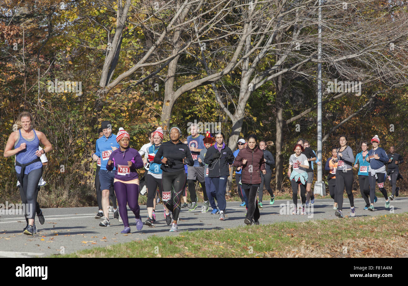 Le persone che eseguono nell'annuale "Turchia trotto' cinque miglia di eseguire il Giorno del Ringraziamento a Prospect Park di Brooklyn, New York Foto Stock