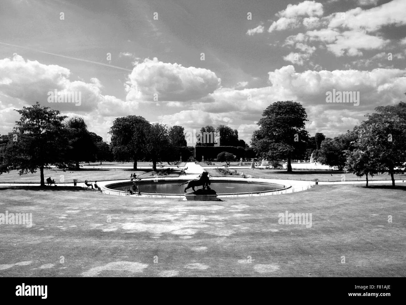 Giardino delle Tuileries si trova tra il museo del Louvre e da Place de la Concorde nel 1 ° arrondissement di Parigi Foto Stock