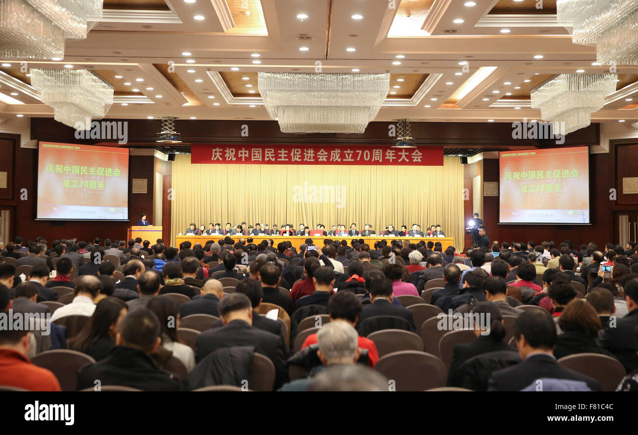 Pechino, Cina. 4° dic, 2015. Sun Chunlan, capo del Fronte Unito Dipartimento Lavoro del Partito Comunista della Cina Comitato Centrale, partecipa a una riunione di commemorazione per contrassegnare il settantesimo anniversario di fondazione della Associazione Cinese per la promozione della democrazia (CAPD), a Pechino, capitale della Cina, il 4 dicembre, 2015. Credito: Ding Lin/Xinhua/Alamy Live News Foto Stock