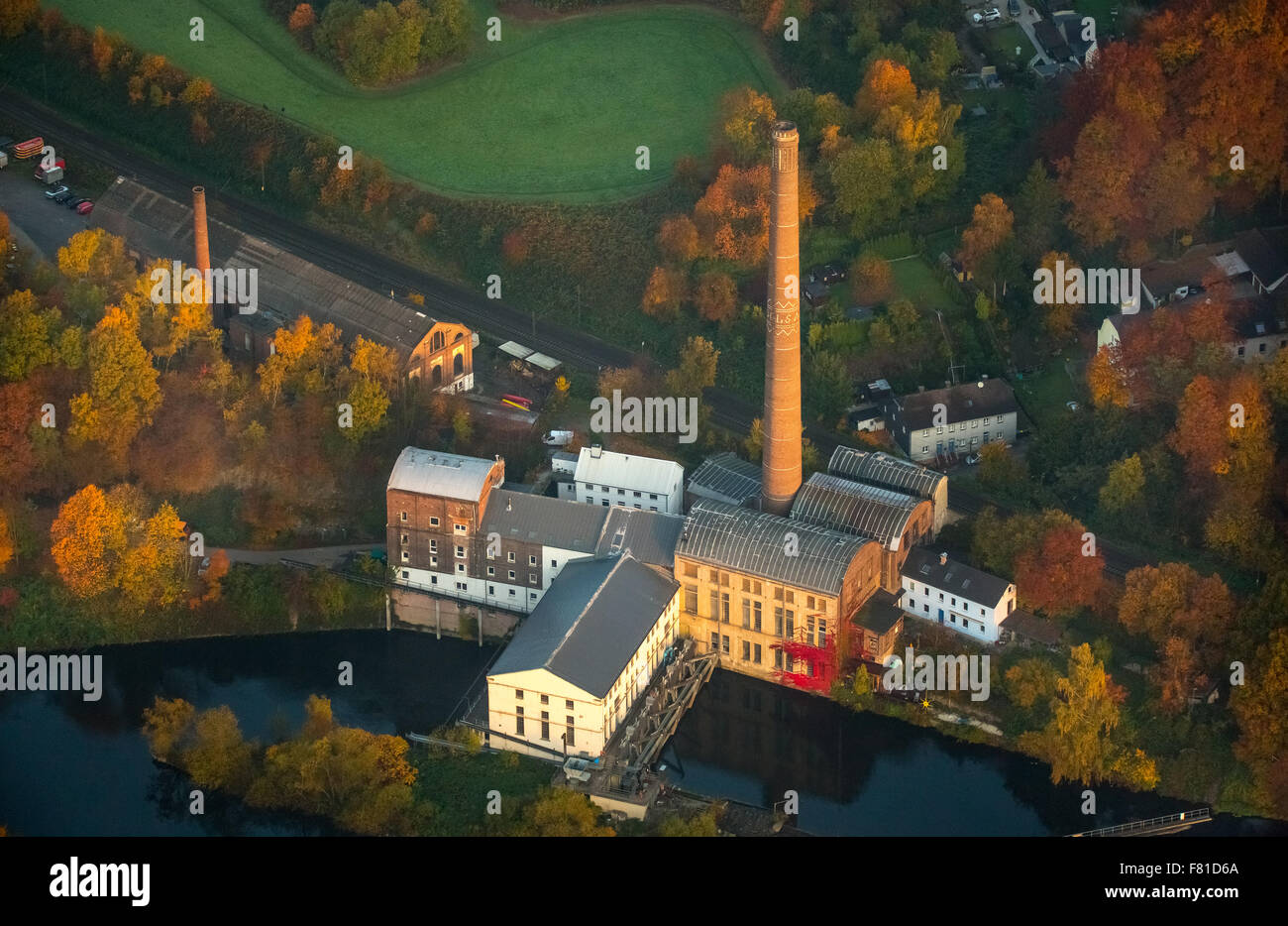 Autunno umore, centrale idroelettrica power plant Horster Mühle an der Ruhr, Essen, distretto della Ruhr, Renania settentrionale-Vestfalia Foto Stock