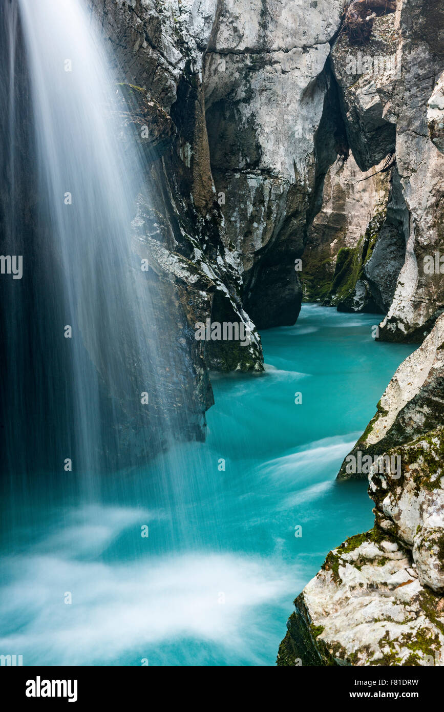 La cascata nel Canyon Soča, Isonzo, Bovec, il Parco Nazionale del Triglav, Slovenia Foto Stock