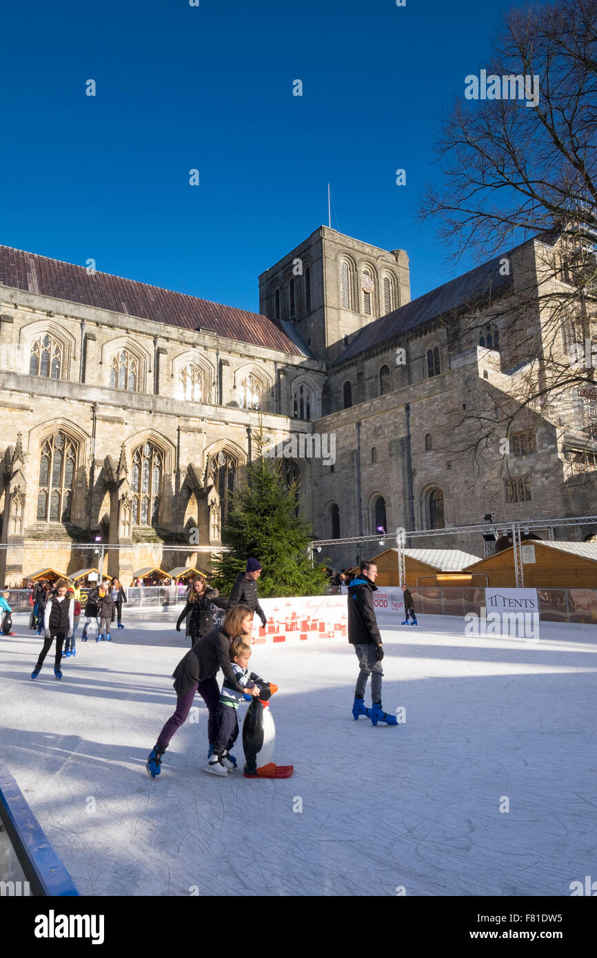 La Cattedrale di Winchester e il Natale pista di pattinaggio sul ghiaccio Foto Stock