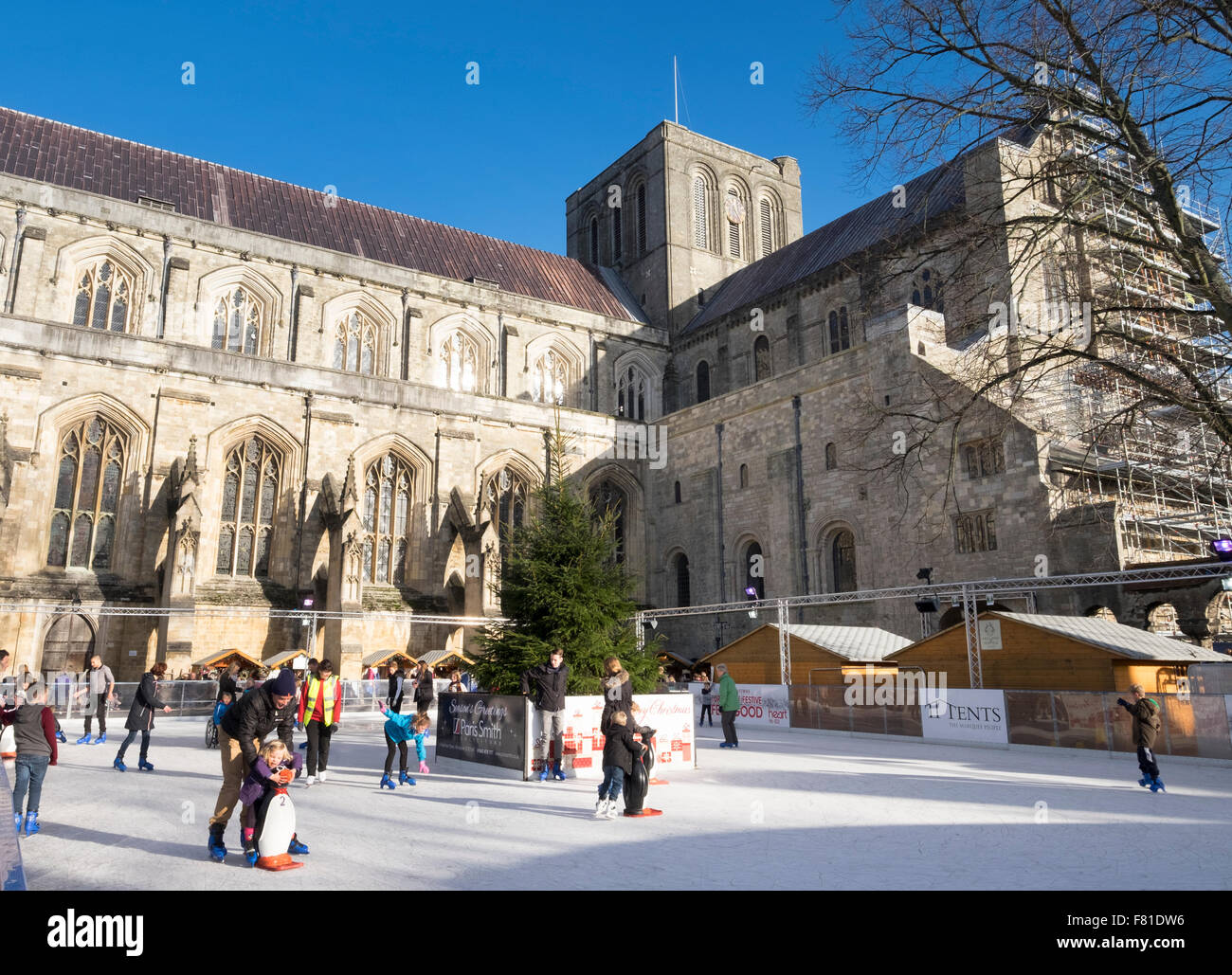 La Cattedrale di Winchester e il Natale pista di pattinaggio sul ghiaccio Foto Stock