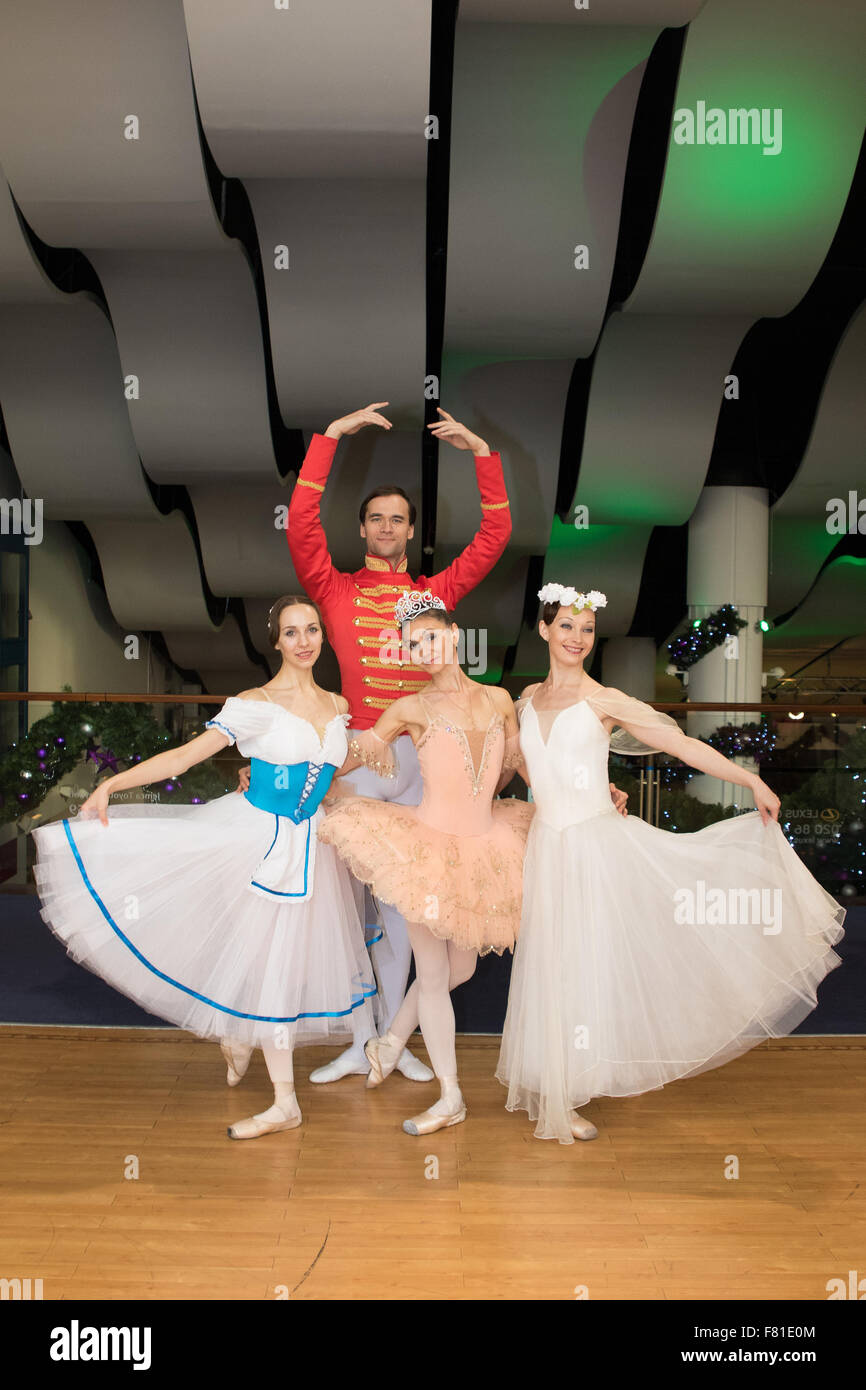 Croydon, Londra, Regno Unito, 3 dicembre 2015. L/R Anastasia Chava, Petr Borchenko, Natalia Romanova e Yuliya Yashina da San Pietroburgo balletto classico nel foyer al Fairfield Halls, Croydon in vista del Natale e del nuovo anno spettacoli durante il loro primo tour del Regno Unito. Credito: Ian Stratton / Alamy Live News Foto Stock