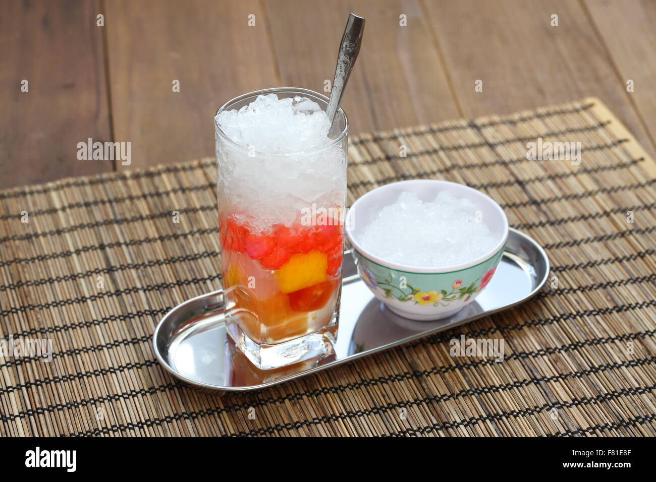 Che è un vietnamita dessert zuppa, di solito servito in un bicchiere con ghiaccio e mangiato con un cucchiaio. che, vietnamita dolce freddo de Foto Stock